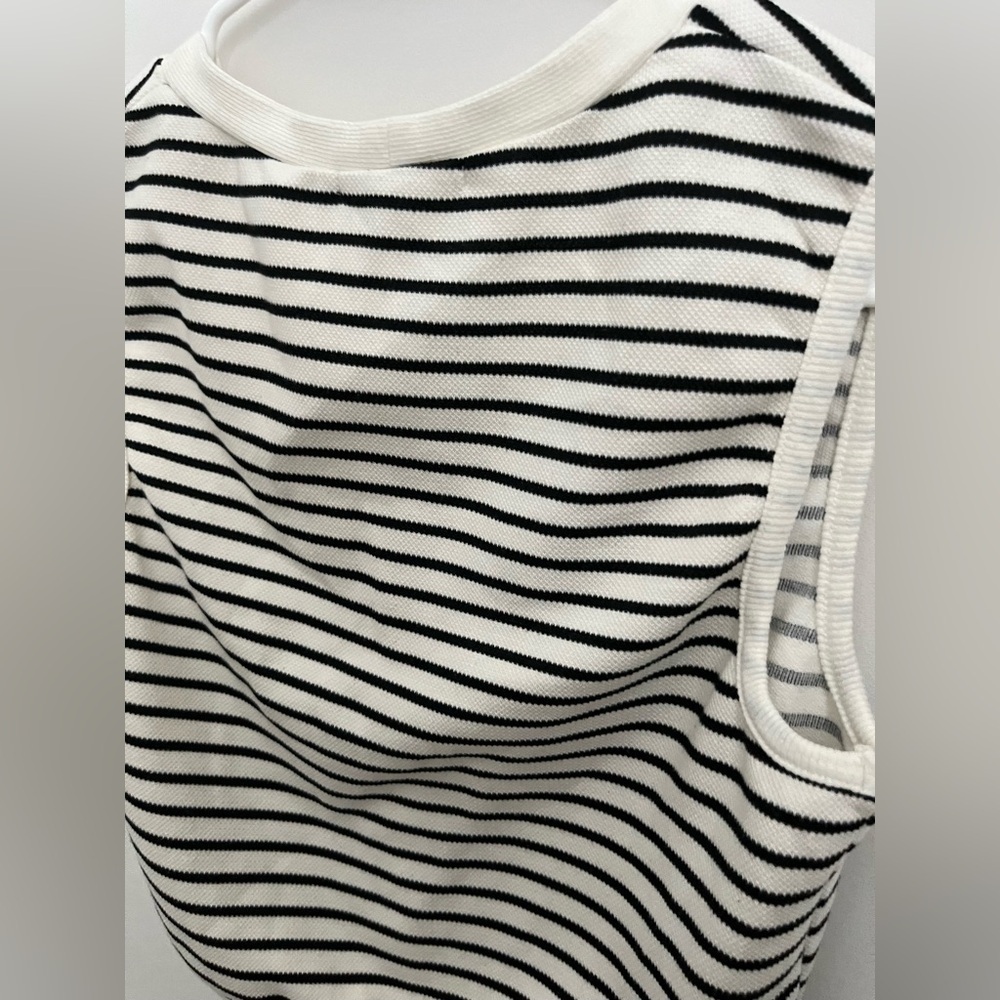 ATELIER White & Black V Neck Button Front Crop Tank Women’s Medium - Picture 6 of 9